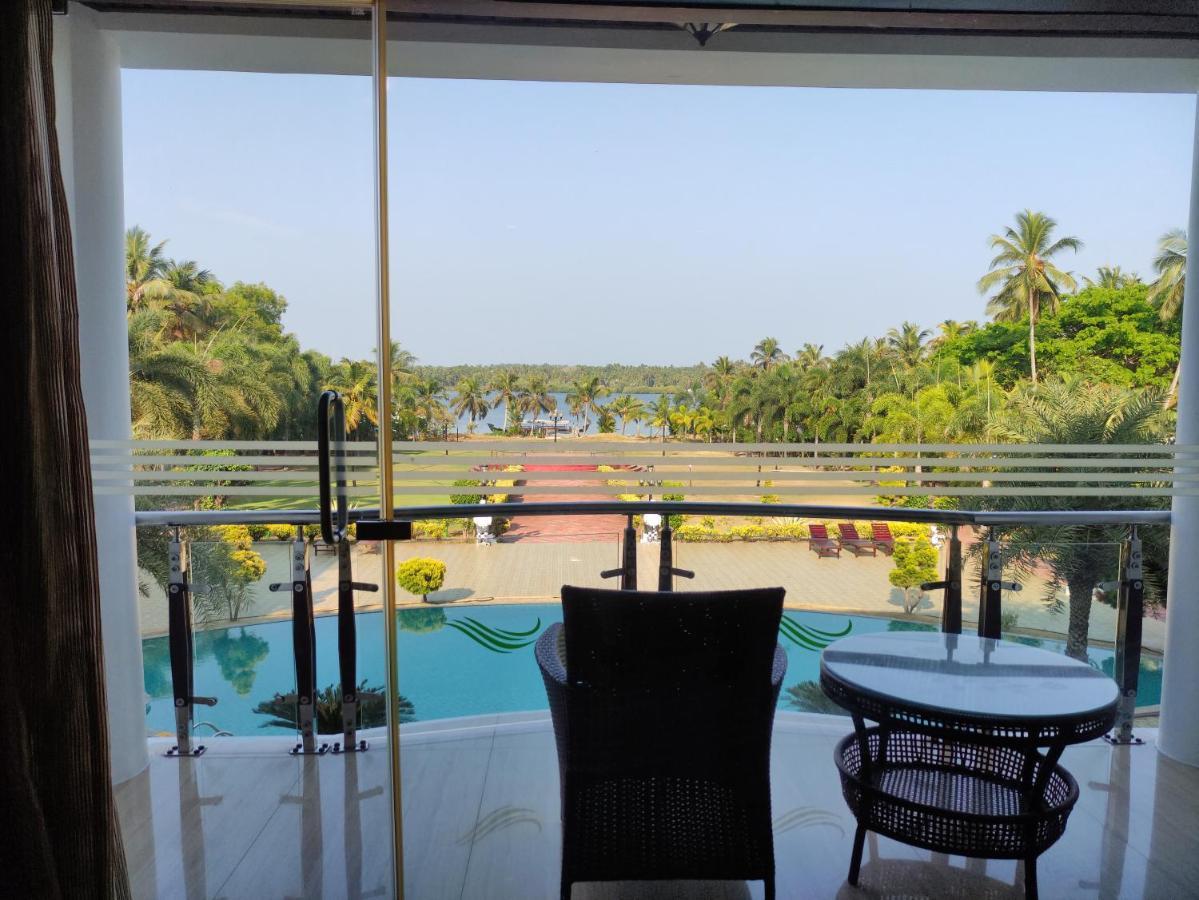 Lake Palace Trivandrum Vettutura Ngoại thất bức ảnh