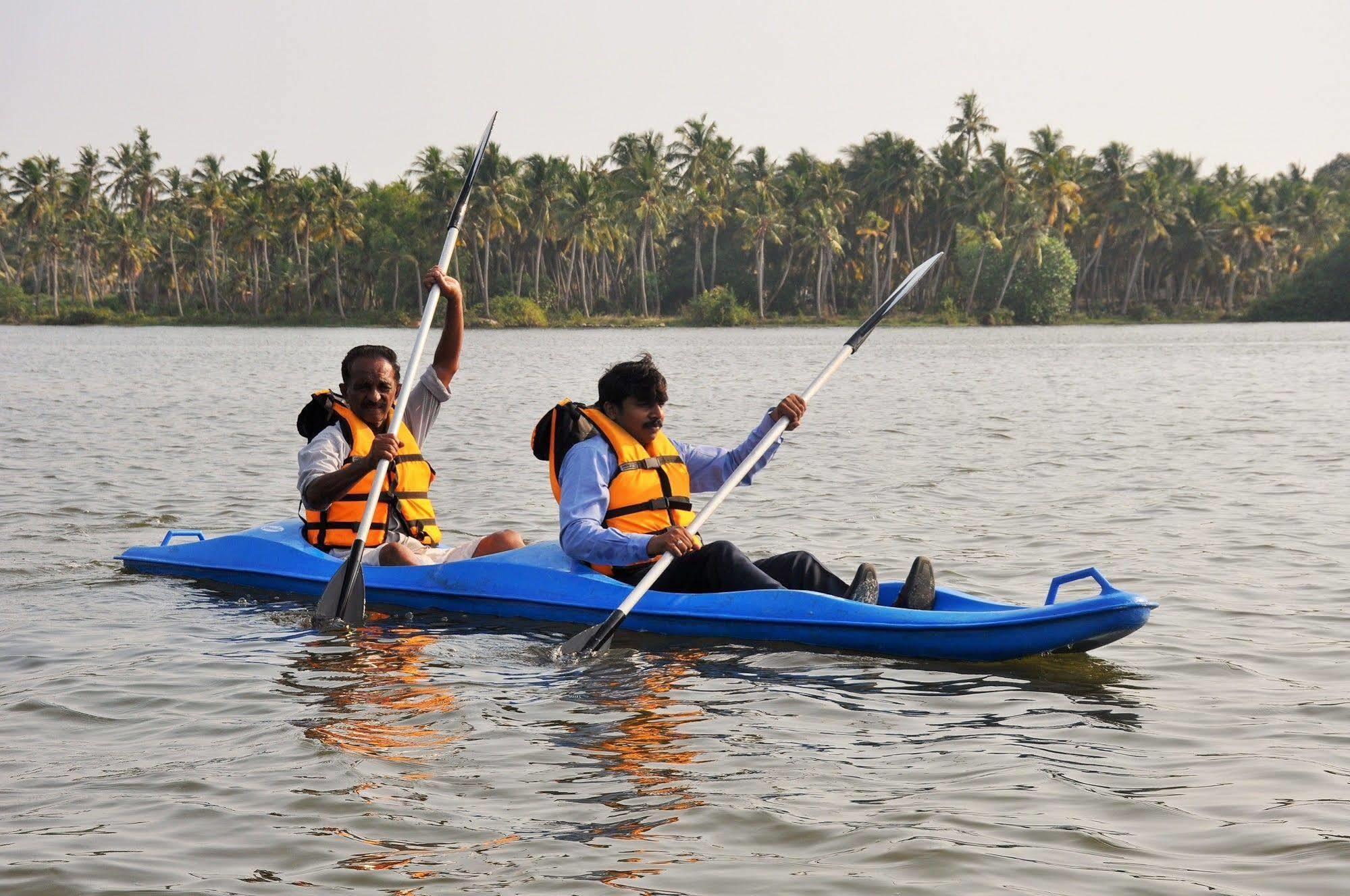 Lake Palace Trivandrum Vettutura Ngoại thất bức ảnh