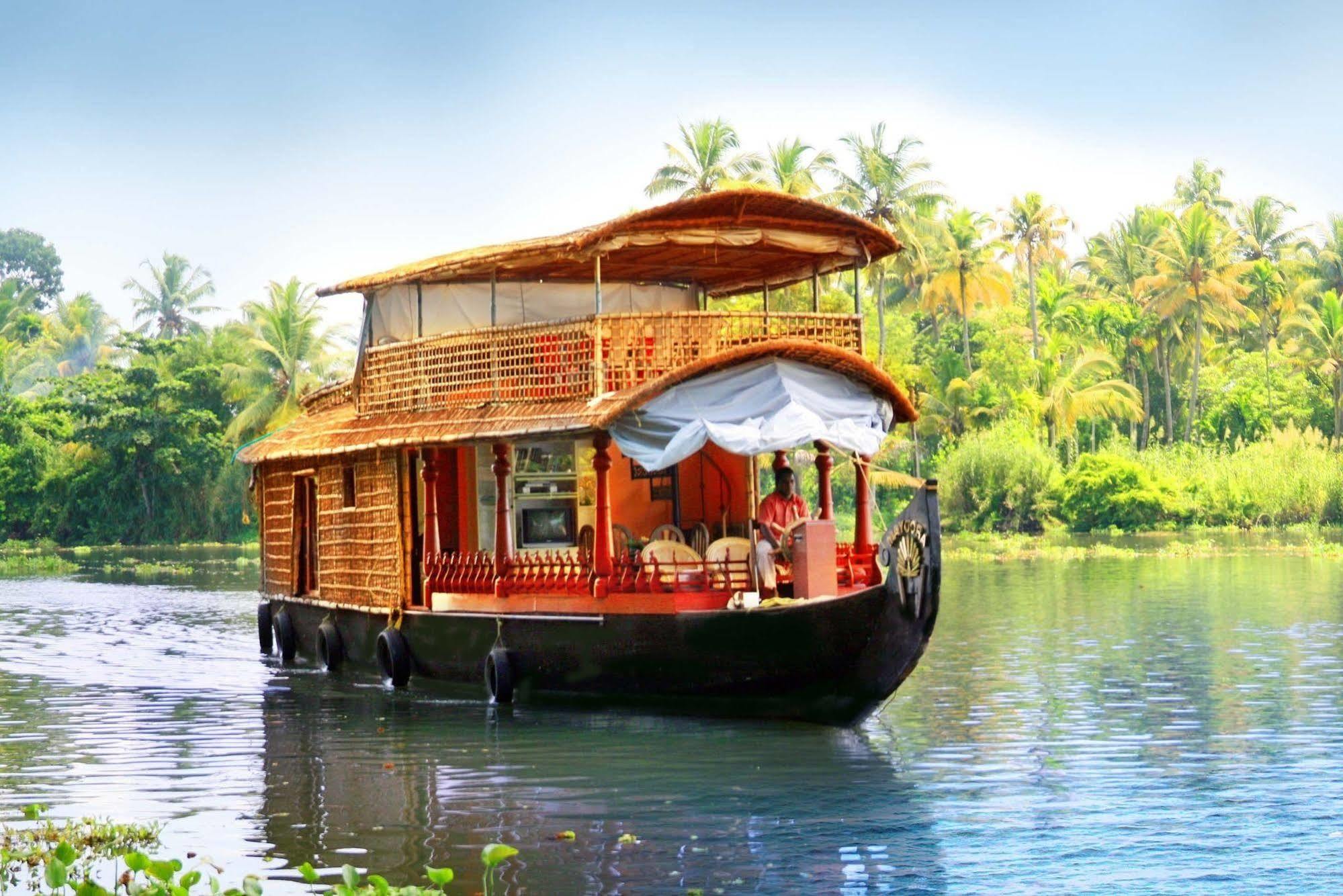 Lake Palace Trivandrum Vettutura Ngoại thất bức ảnh